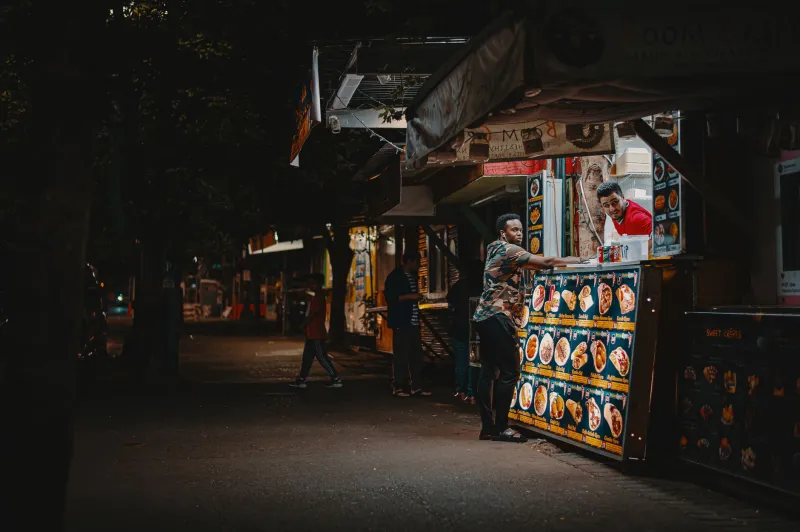 Pratos de Madrugada: Onde Comer nas Praias Brasileiras Quando o Turismo Já Foi Dormir