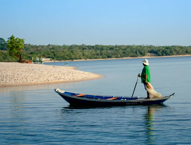 Guardiões do Litoral: Como as Comunidades Caiçaras Mantêm Vivos os Saberes que o Mar Ensinou
